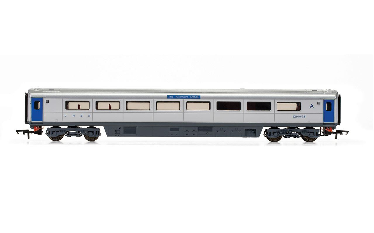 Hornby Platinum Jubilee of Queen Elizabeth II, Mk3 Sliding Door, Trailer Composite Catering, ER0052 - Era 11