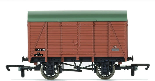 Hornby BR Twin Vent Van S49186 - Era 6